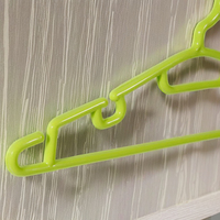 Cintres en plastique PP à conception crantée Sunshine Porte-manteau multifonction à un niveau Utilisation flexible pour le salon d'injection pour enfants
