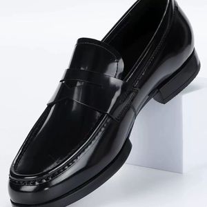Britischer Stil Frühling und Herbst Neue Leder Business Casual Runde Zehe Flacher Absatz Slipper für Herren - Product Image 4