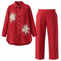 Ensemble deux pièces tendance pour femme : Blouse personnalisée en lin et coton mélangé, motif floral appliqué rouge et beige, et pantalon plissé taille haute à jambes larges