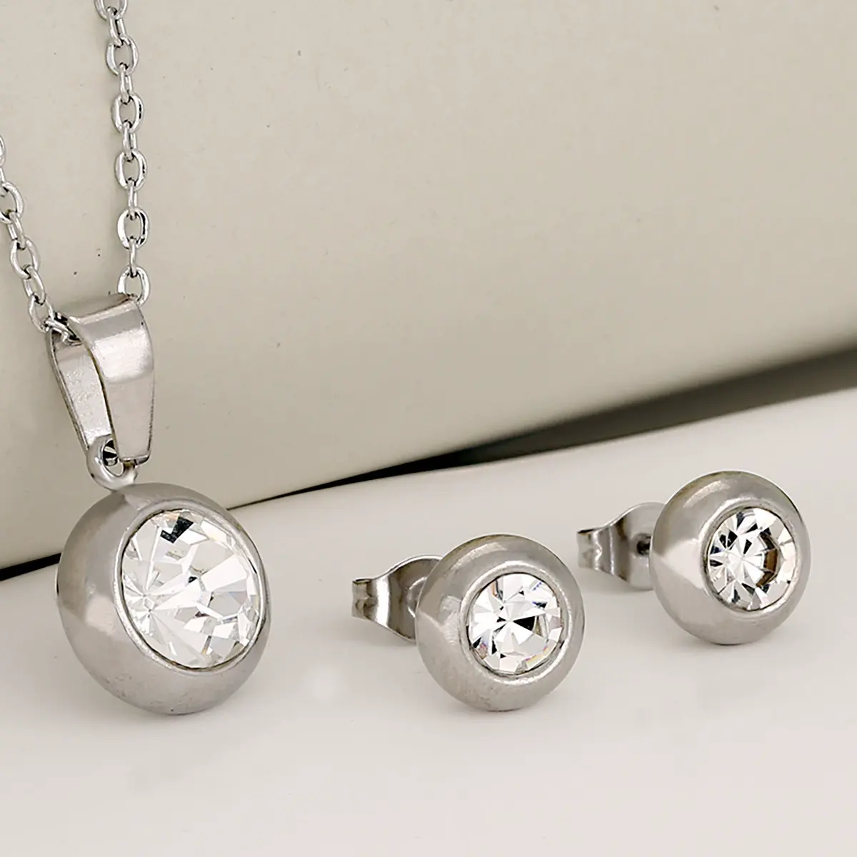 เหล็กเพชรสีขาว