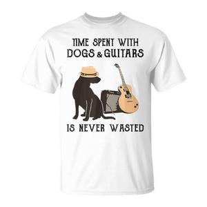 El tiempo pasado con perros y guitarras nunca es un tiempo perdido - Camiseta - Product Image 1