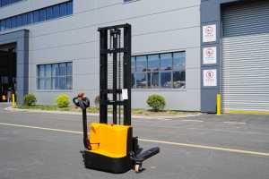 รถยกคลังสินค้าแบบแคบขนาดเล็ก ใช้พลังงานสะอาดจากแบตเตอรี่ - Product Image 2