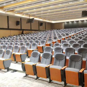 Chaises de théâtre à niveaux Manwa Expo en bois de hêtre gris, avec accoudoirs, pour hôpitaux, écoles et salles de conférence - Product Image 1