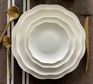 Services <span class=keywords><strong>de</strong></span> <span class=keywords><strong>table</strong></span> complets comprenant un ensemble <span class=keywords><strong>de</strong></span> bols en porcelaine fine, <span class=keywords><strong>de</strong></span> grandes tasses en porcelaine fine, un ensemble <span class=keywords><strong>de</strong></span> tasses à thé en porcelaine fine, et <span class=keywords><strong>de</strong></span> la vaisselle. - Product Image 6