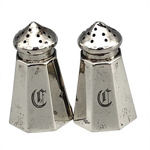 Ensemble de salières et poivrières en argent avec monogramme C, forme hexagonale, construction métallique durable, lavage à la main uniquement - Product Image 1