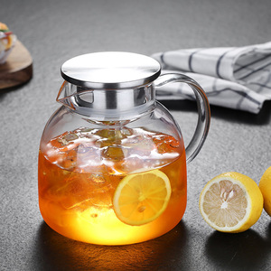 Carafe en verre borosilicate de haute qualité 1,2 L avec couvercle en acier inoxydable et bec verseur en forme de bec de canard pour boissons froides et infusions de fruits estivaux - Product Image 1