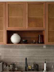 Muebles de Despensa de Lujo de Madera y Aluminio para Cocina, Diseño de Cascada Personalizado, Gabinete de Cocina Importado con Isla - Product Image 4