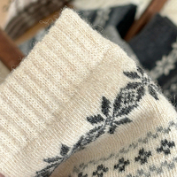 Chaussettes en laine de mouton épaisses et chaudes pour femmes et filles, mode d'hiver, chaussettes rétro à motif de flocons de neige, chaussettes mi-mollet à revers