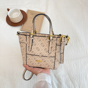 <span class=keywords><strong>Sac</strong></span> bandoulière classique minimaliste avec monogramme, <span class=keywords><strong>sac</strong></span> fourre-tout pour femme avec imprimé lettres Guesses - Product Image 3