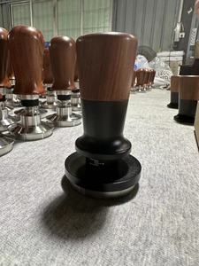 Tamper calibré Mew Design avec 2 ressorts 51 53.3 58.5mm pour porte-filtre avec base en acier inoxydable 304 et manche en bois - Product Image 5