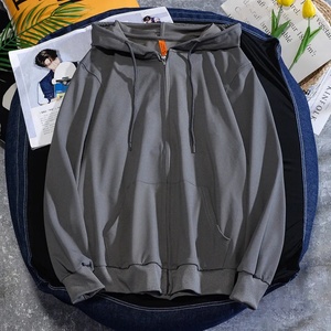 เสื้อฮู้ดผู้ชายสีพื้นแบบขายส่งสั่งทำพิเศษ เนื้อผ้าฟลีซ ระบายอากาศ กันลม มีซิปและกระเป๋า เหมาะสำหรับฤดูใบไม้ร่วงและฤดูร้อน - Product Image 3