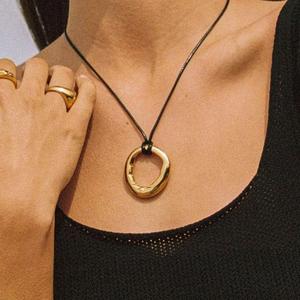 Collier tendance en acier inoxydable plaqué or 18 carats avec pendentif nœud et chaîne en corde cirée noire polie pour femme - Product Image 5