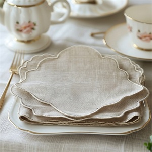 Serviettes en tissu de gaze noire faites à la main décorations de cocktail personnalisées avec logo brodé de bord festonné - Product Image 1