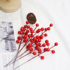 Branche de baies rouges artificielles Fukutoku à 7 branches pour la décoration de Noël - Product Image 2