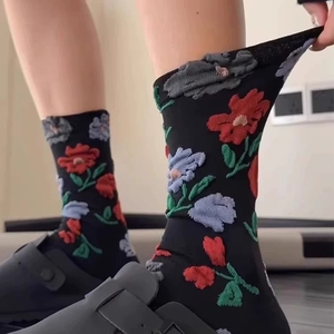 Chaussettes hautes rouges à motifs floraux pour femmes, style court, inspirées du vintage, chaussettes confortables à petits motifs floraux - Product Image 3