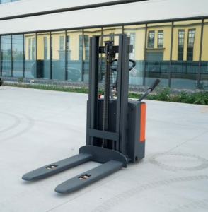Apilador Eléctrico ZHONGLI, Nuevo, con Batería de Iones de Litio de 48V, Compacto, de Alta Capacidad (1.5-2 Toneladas), Operación de Pie, Interior/Exterior, 1 Año de Garantía - Product Image 5