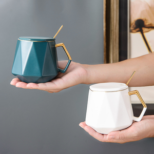 แก้วกาแฟเซรามิกทรงเรขาคณิตสีพื้นเรียบง่าย พร้อมฝาและช้อน สีสั่งทำได้ ใช้สำหรับงานปาร์ตี้ ความจุ 401-500 มล. ใช้กับเครื่องล้างจานและไมโครเวฟได้ - Product Image 2