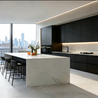 Ensemble de meubles de cuisine modulaires de luxe moderne avec armoires, table à manger, charnières écologiques, évier, robinet et panier de tiroir
