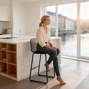 Modern Tasarım Siyah Izgara Sırtlı Yumuşak Deri Oturaklı Sağlam Çerçeveli Avrupa Amerika Barları Restoranları İçin Demir Bar Taburesi - Product Image 1