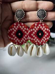 Boucles d'oreilles rondes modernes faites à la main en tissu ethnique avec pièces de monnaie Danglers légers artisanat en métal nouvellement arrivé à vendre - Product Image 3