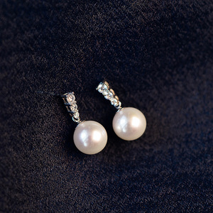 Eleganti Orecchini a Perno con Perle Incastonate per Donne, Gioielli Delicati per Uso Quotidiano - Product Image 2