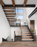 Escalier extérieur en bois CBMmart avec marches en bois et garde-corps en verre trempé, escalier préfabriqué en acier