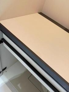 Dressing sur mesure moderne en cuir avec cloison en verre et éclairage LED, rangement personnalisé - Product Image 4