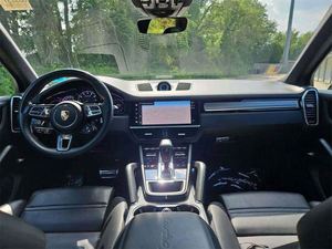 <span class=keywords><strong>Porsche</strong></span> <span class=keywords><strong>Cayenne</strong></span> <span class=keywords><strong>E</strong></span>-<span class=keywords><strong>Hybrid</strong></span> Turbo S SUV d'<span class=keywords><strong>occasion</strong></span> 2024 : Économique et Performant - Product Image 6