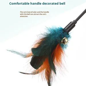 Bacchetta Interattiva per Gatti Durevole con Piume Colorate, Asta Lunga in PVC, Giocattolo per Animali Domestici con Campanello - Product Image 4