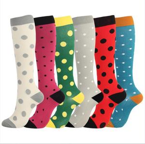 6 PARES de Calcetines de Compresión Profesionales para Enfermeras, Diseño de Puntos, Soporte Firme, Acabado Acanalado, Alivio de la Hinchazón, Regalo para Enfermeras - Product Image 1