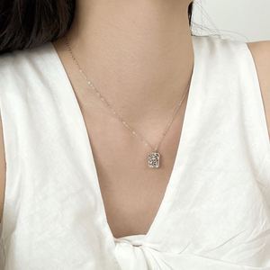 Collar con Colgante Rectangular de Plata de Ley 925 con Diseño Delicado Dylam, Bañado en Oro de 14K y Rodio, con Circonita Cúbica 5A y Superficie con Efecto Hielo Triturado - Product Image 5