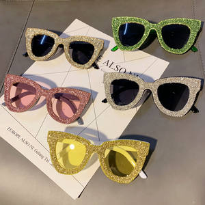 <span class=keywords><strong>Occhiali</strong></span> <span class=keywords><strong>da</strong></span> <span class=keywords><strong>sole</strong></span> <span class=keywords><strong>rotondi</strong></span> con diamanti di lusso <span class=keywords><strong>da</strong></span> <span class=keywords><strong>donna</strong></span> UV400 in cristallo con montatura viola verde bianco - Product Image 6