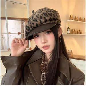 Nouveau béret léopard automne-hiver avec visière en cuir PU, béret élégant pour femme - Product Image 2