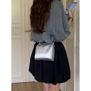 Bolso pequeño plateado con cadena, bolso de hombro tipo bandolera de 7 pulgadas con cremallera para mujer, uso diario, color blanco, negro y plateado - Product Image 2