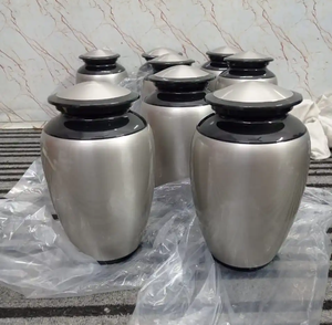 Urne de crémation en laiton exclusivement conçue les plus vendues urne en métal du fabricant indien pour cendres adultes funérailles en aluminium de qualité supérieure - Product Image 5