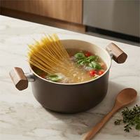Casserole en acier au carbone antiadhésive 20 24 28 cm avec deux poignées en bois, compatible induction pour la cuisson