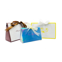 Boîte à dragées personnalisée rose clair pour mariage, pliable en forme de triangle, avec ruban, en carton ondulé estampé, fermeture magnétique, sur mesure