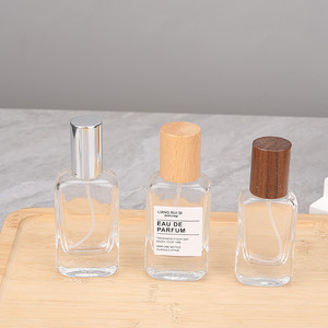 Flaconi Spray in Vetro Trasparente da 20ML 35ML 50ML per Profumo, Bottiglie Vuote Quadrate con Tappo in Legno di Noce o Faggio - Product Image 6
