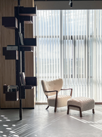 Fauteuil de salon contemporain en bois massif de frêne, finition à pores ouverts, revêtement en tissu doux, exportation