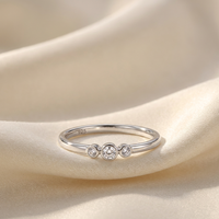 Bague de mariage classique et raffinée pour femme en argent sterling 925 de haute qualité avec zircone et trois pierres serties à griffes, idéale pour les fêtes