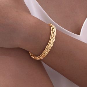Cadena simple de mujer de estilo europeo y americano, pulsera de correa de acero inoxidable Modelo de mujer de oro dorado - Product Image 3