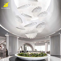 Lustre LED élégant en forme de croissant de lune pour hôtel, décoration artistique - Suspension en tissu cascade, garantie 5 ans pour escalier, loft, atrium