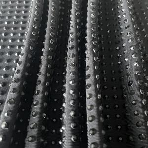Taladro caliente <span class=keywords><strong>de</strong></span> cristal <span class=keywords><strong>de</strong></span> diamantes <span class=keywords><strong>de</strong></span> imitación negro clásico <span class=keywords><strong>pegado</strong></span> al <span class=keywords><strong>vestido</strong></span> <span class=keywords><strong>de</strong></span> <span class=keywords><strong>moda</strong></span> tela <span class=keywords><strong>de</strong></span> LICRA elástica personalizada - Product Image 2