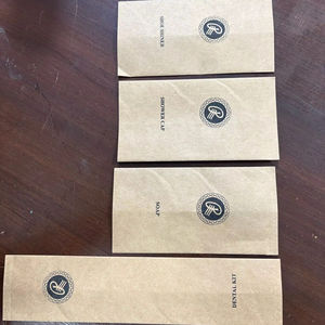 Bolsa de Papel Kraft Marrón Biodegradable y Transpirable, con Sellado Térmico Central, Impresión a un Color, para Artículos de Aseo para Huéspedes de Hotel - Product Image 1