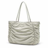 Sac fourre-tout en polyester grande capacité personnalisé pour les trajets quotidiens, avec design plissé et longues poignées d'épaule