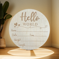 Panneau d'annonce de naissance « Hello World » avec décoration gravée au laser, accueillant les nouveau-nés avec un pack bébé « Hello World »