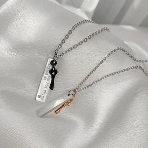 Valentinsgeschenke Edelstahl-Schmuck für Paare: Gravierter Herz-Barren-Anhänger mit Schloss und Schlüssel für Liebende – Halskette - Product Image 3