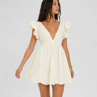 Robe minimaliste romantique pour femme, col en V profond, manches pétales, taille empire, silhouette mini épurée, tenue d'été raffinée