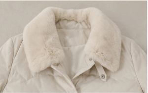 Manteau long en duvet <span class=keywords><strong>beige</strong></span> confortable sans capuche avec col en fourrure de lapin, veste matelassée à nouer à la taille pour femmes - Product Image 4