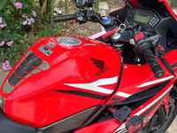 Moto sportive Honda CBR500R 500cc à double cylindre en parallèle refroidie par eau, rouge et blanche, avec carénage complet, fabriquée au Japon, vitesse supérieure à 80 km/h